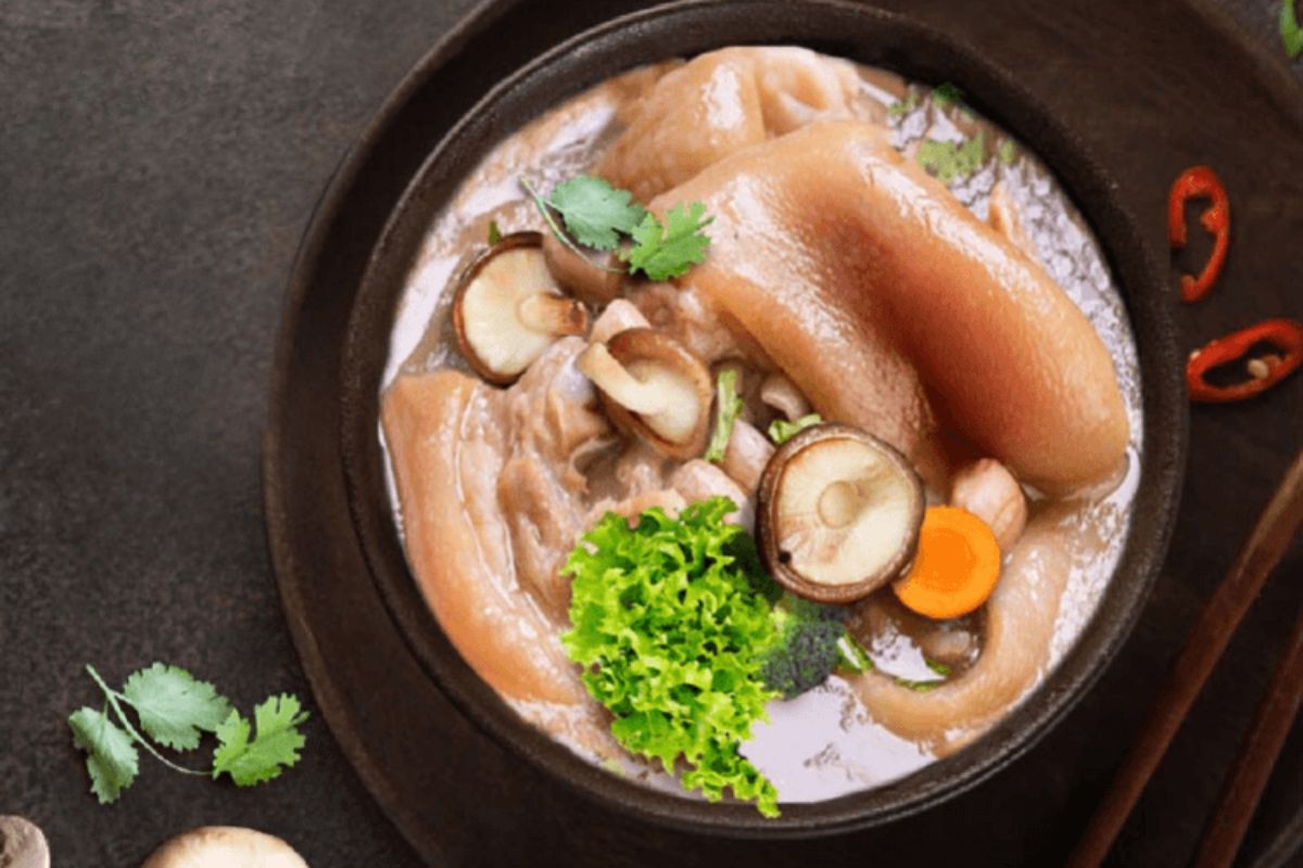 Công thức làm món giò heo hầm nấm đông cô thơm béo đơn giản tại nhà